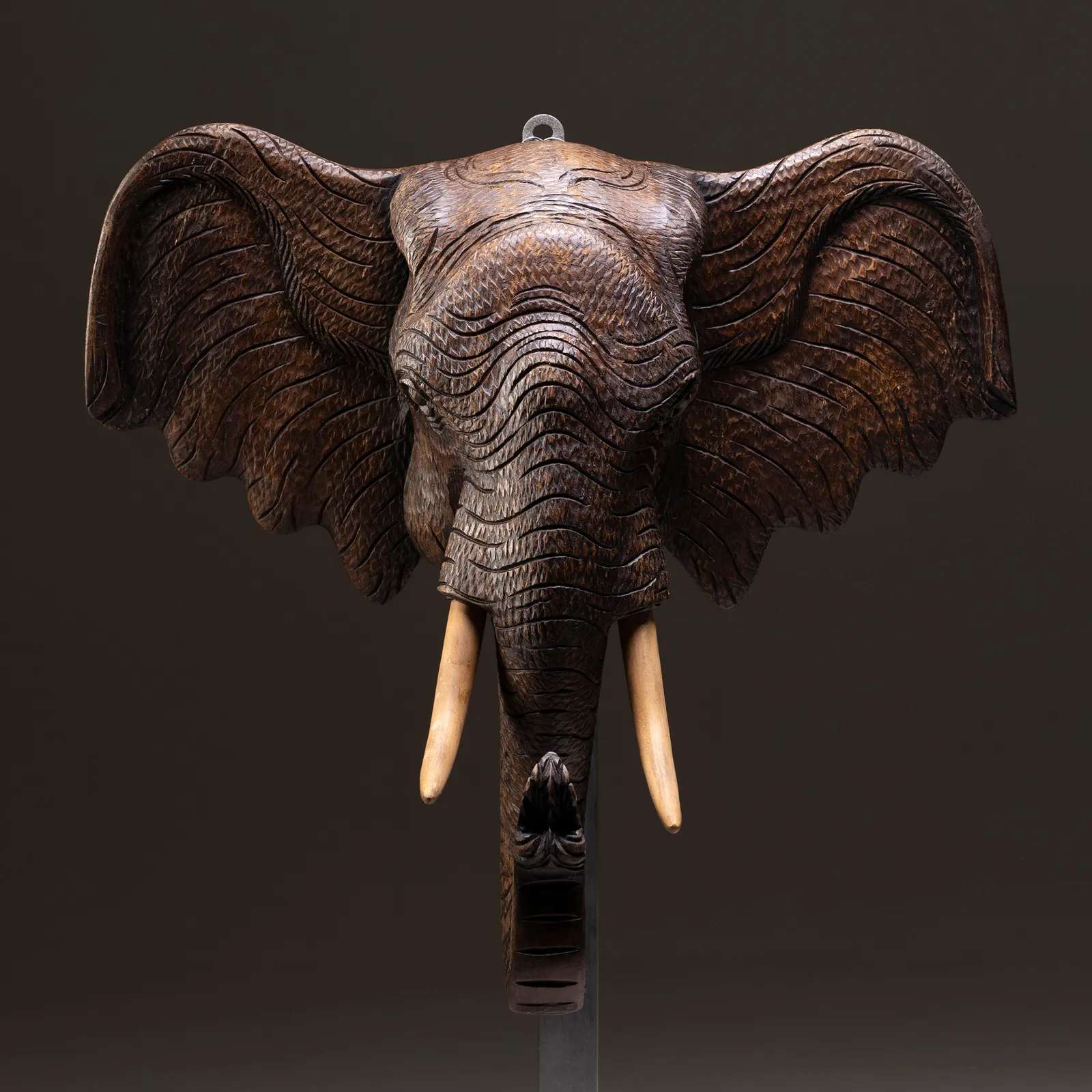 Scultura di elefante in legno