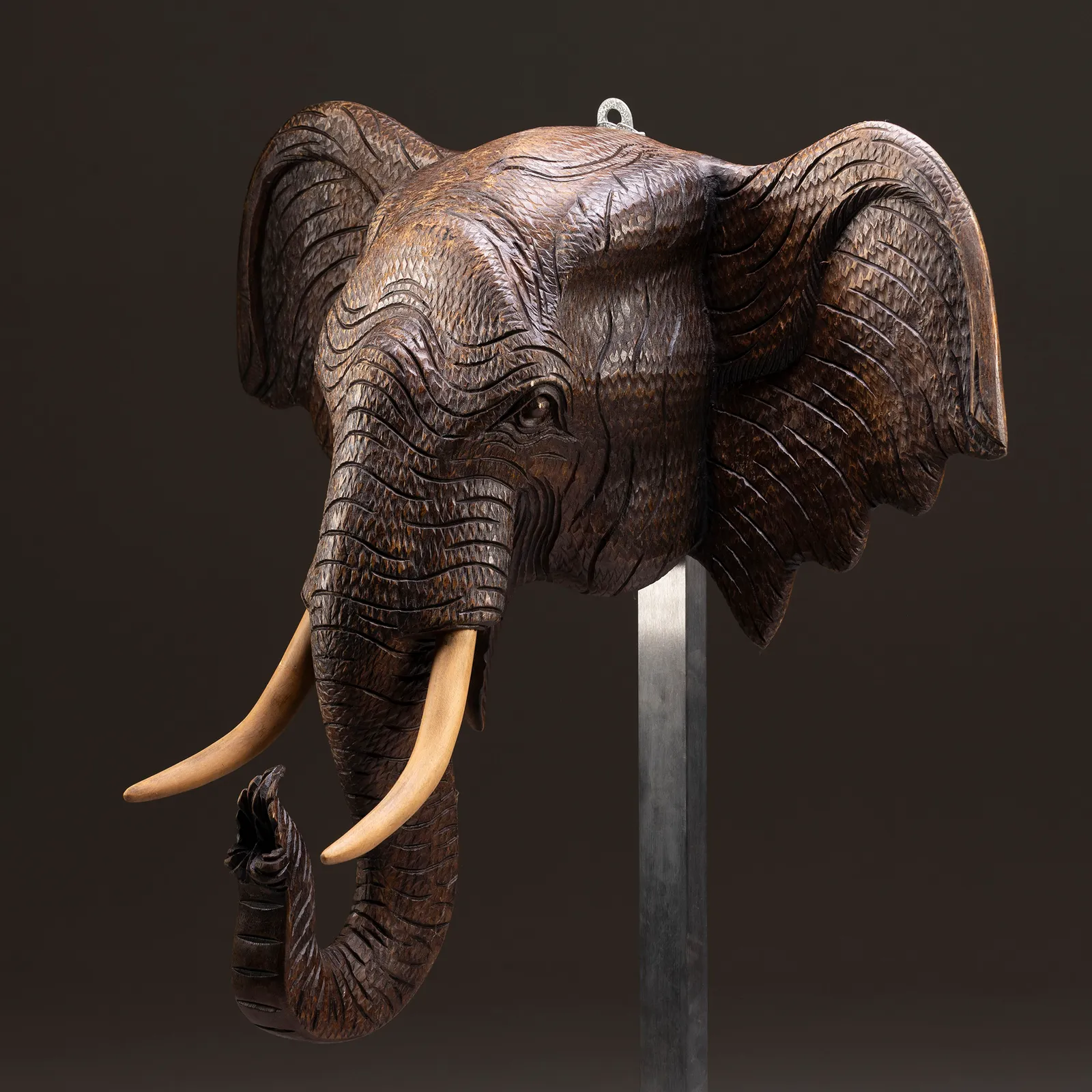 Scultura di elefante in legno