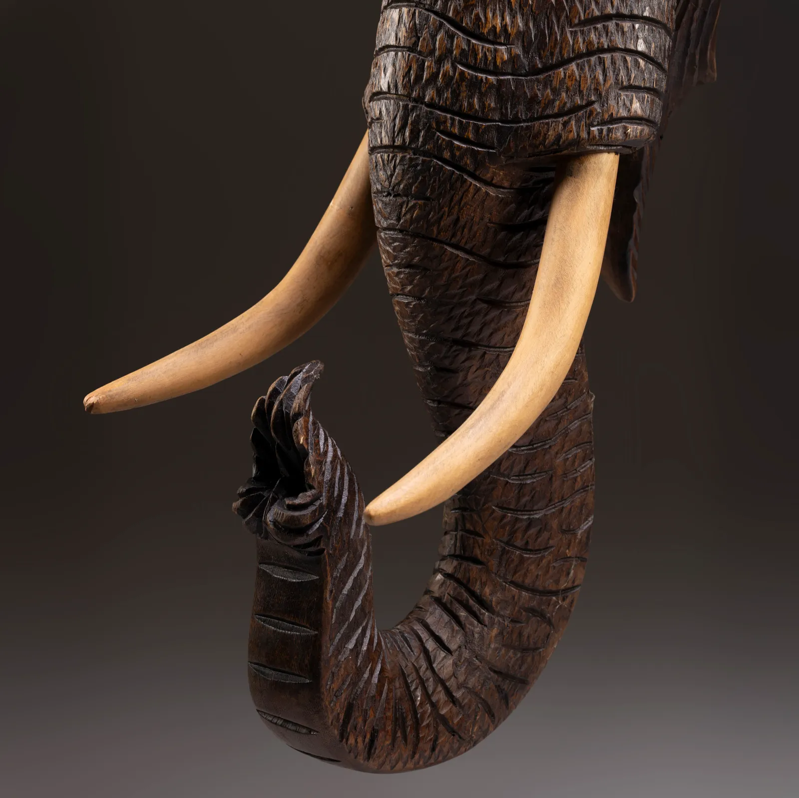 Scultura di elefante in legno