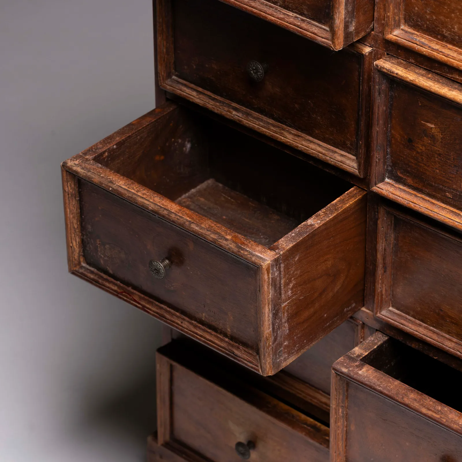 Mobiletto in legno massiccio